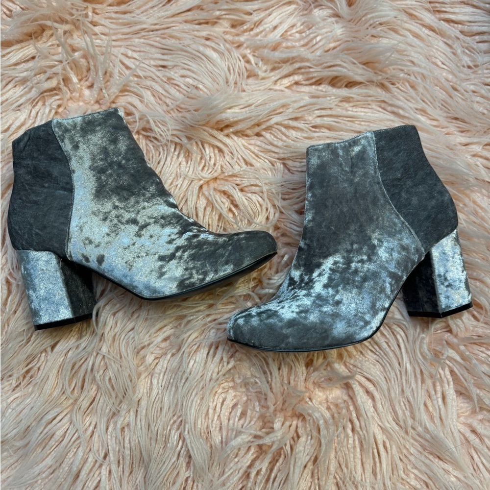 Diba Brodie Gray Velvet Ankle Booties Size 8.5